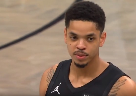 kaiyun-科比·怀特虚晃上篮被米诺特结结实实打到脸上 后者被吹一级恶意